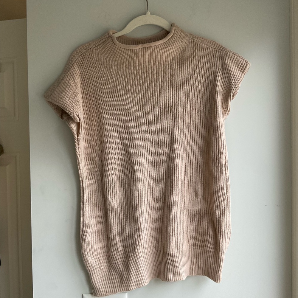 Short sleeve sweater